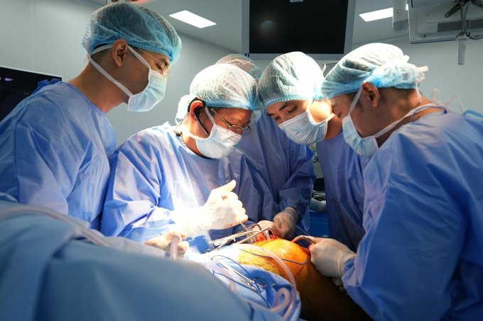 Dr. Tang Ha Nam Anh (second from left) and his team perform hip replacement surgery for a patient. Photo: Tam Anh General Hospital