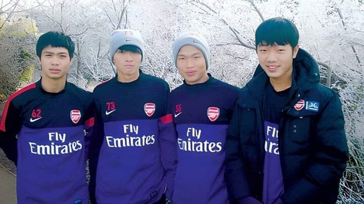 4 jugadores de HAGL fueron al Arsenal para entrenar en 2012.