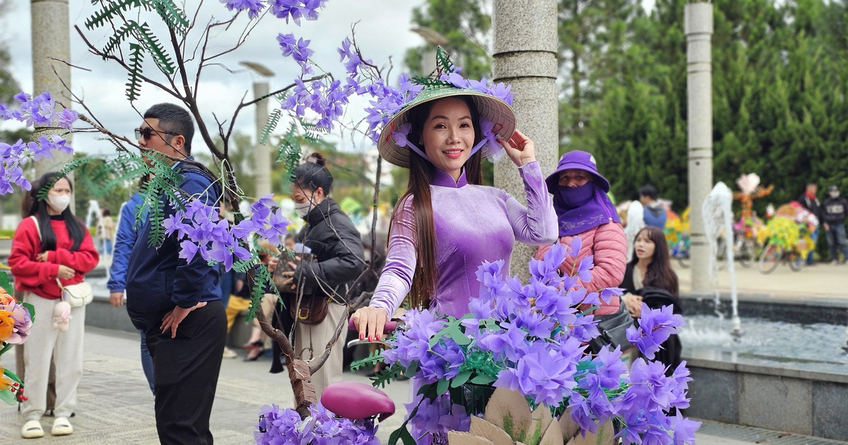 Lehrer des Blumenfestivals konkurrieren im Dekorieren von Fahrrädern mit Blumen