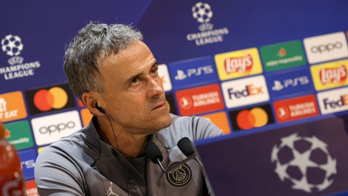 Coach Enrique was tense at a press conference before the match against Newcastle in Paris, France. Photo: AP