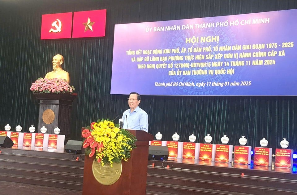 Le président du Comité populaire de Ho Chi Minh-Ville, Phan Van Mai, prend la parole lors de la conférence.