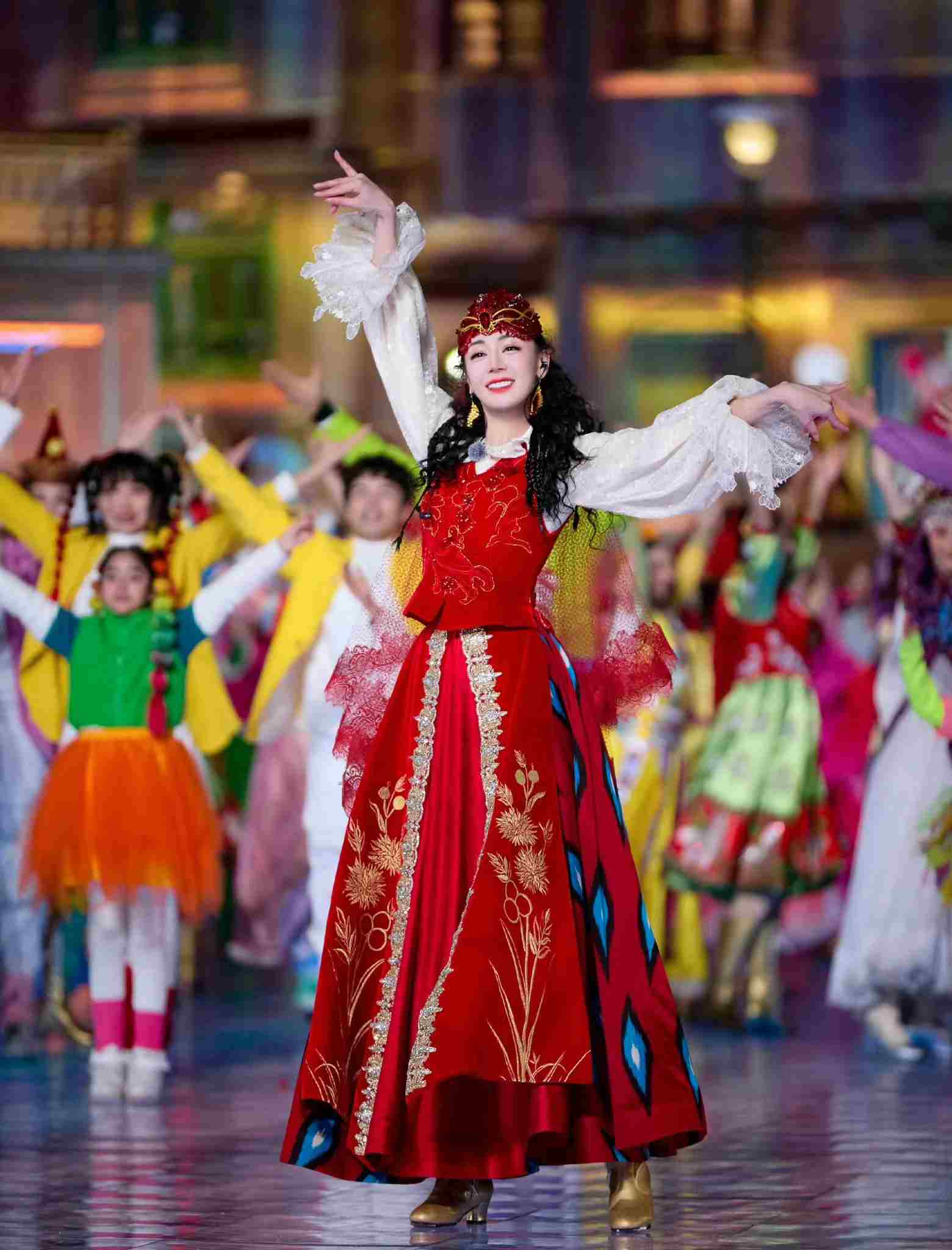 Dilraba Dilmurat está hermosa cuando actúa en su ciudad natal. Foto: Sina.