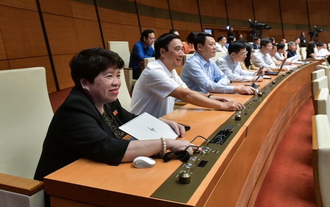 Diputados de la Asamblea Nacional votan para aprobar la Ley de Vivienda (enmendada), 27 de noviembre. Foto: Hoang Phong