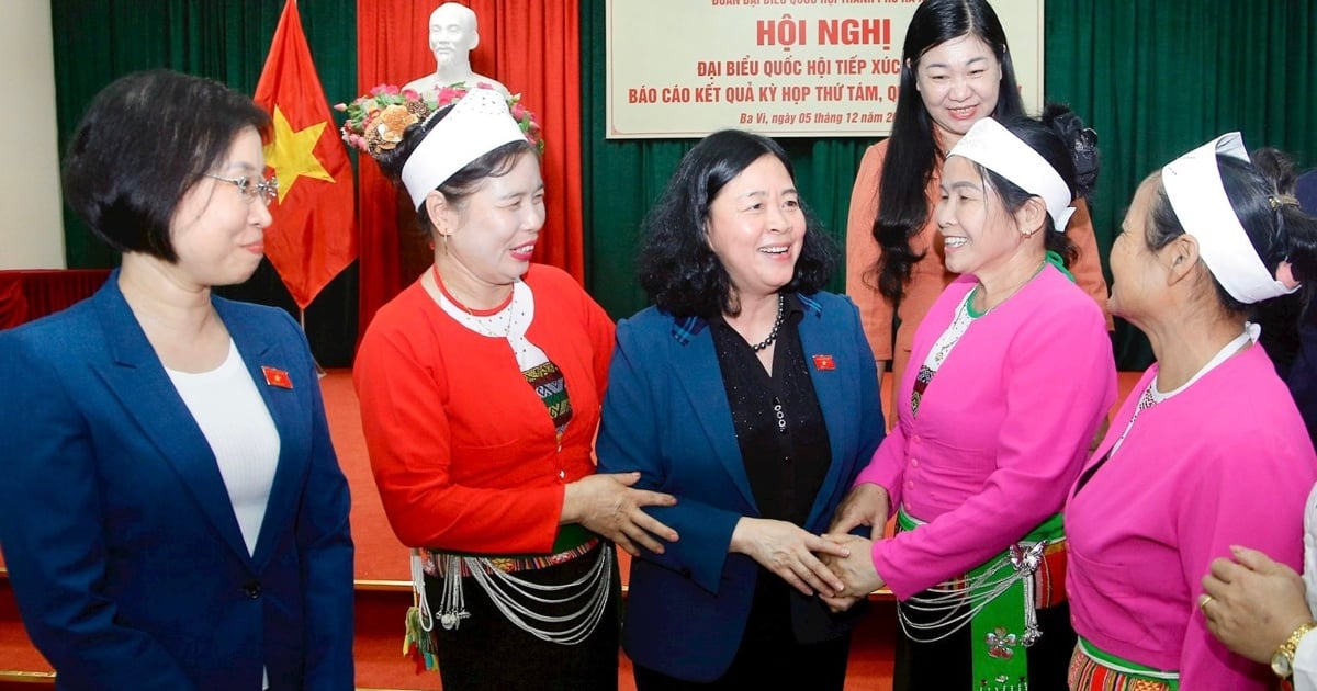 Secretary of the City Party Committee, Head of the National Assembly Delegation of Hanoi City Bui Thi Minh Hoai met with voters of Ba Vi district