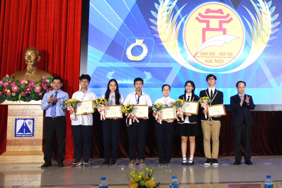 Das offizielle Team, das an der International Junior Science Olympiad (IJSO) 2024 teilnimmt, darunter zwei Schüler der Newton Secondary und High School (2. und 3. Platz, ganz rechts).