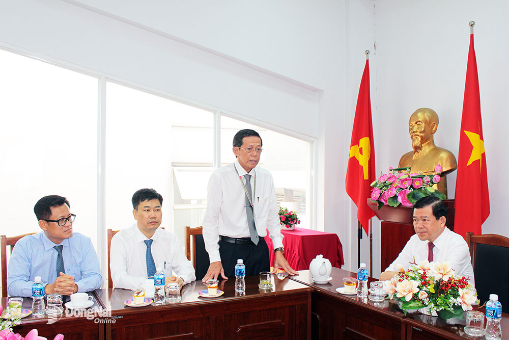 Der Direktor des Radio- und Fernsehsenders Dong Nai sprach mit dem Parteisekretär der Provinz und der Arbeitsdelegation. Foto: Ho Thao