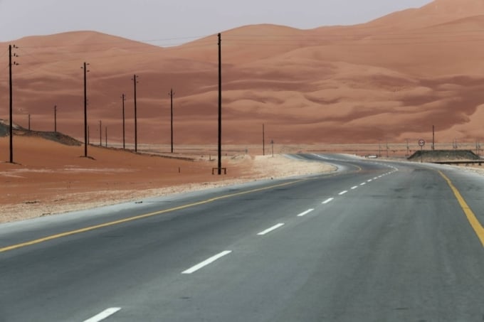 高速道路がサウジアラビアの乾燥した大地を走っています。写真：ロイター