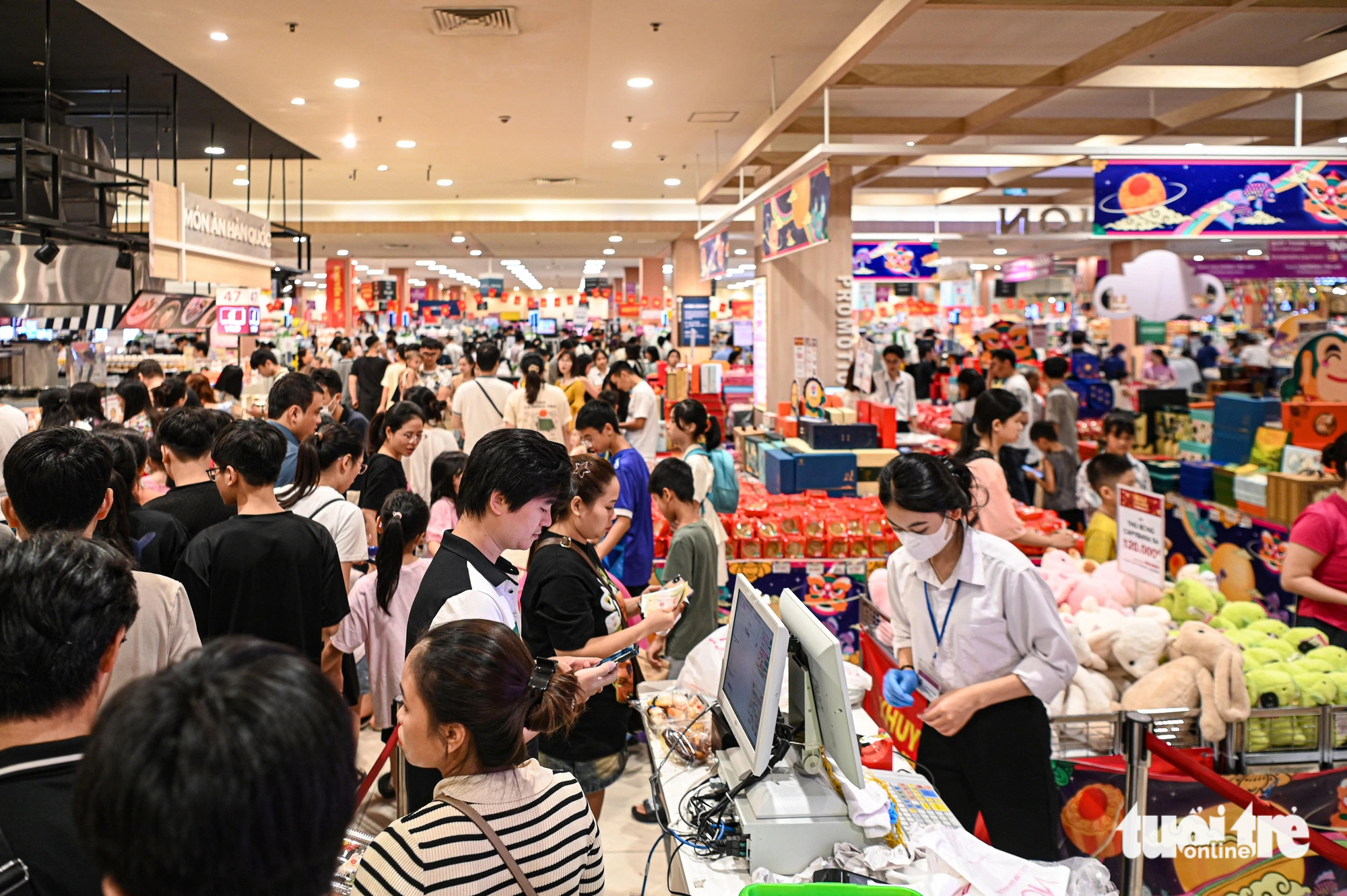 Trung tâm thương mại ở Hà Nội đông nghẹt người mua sắm trong ngày nghỉ lễ - Ảnh 6.