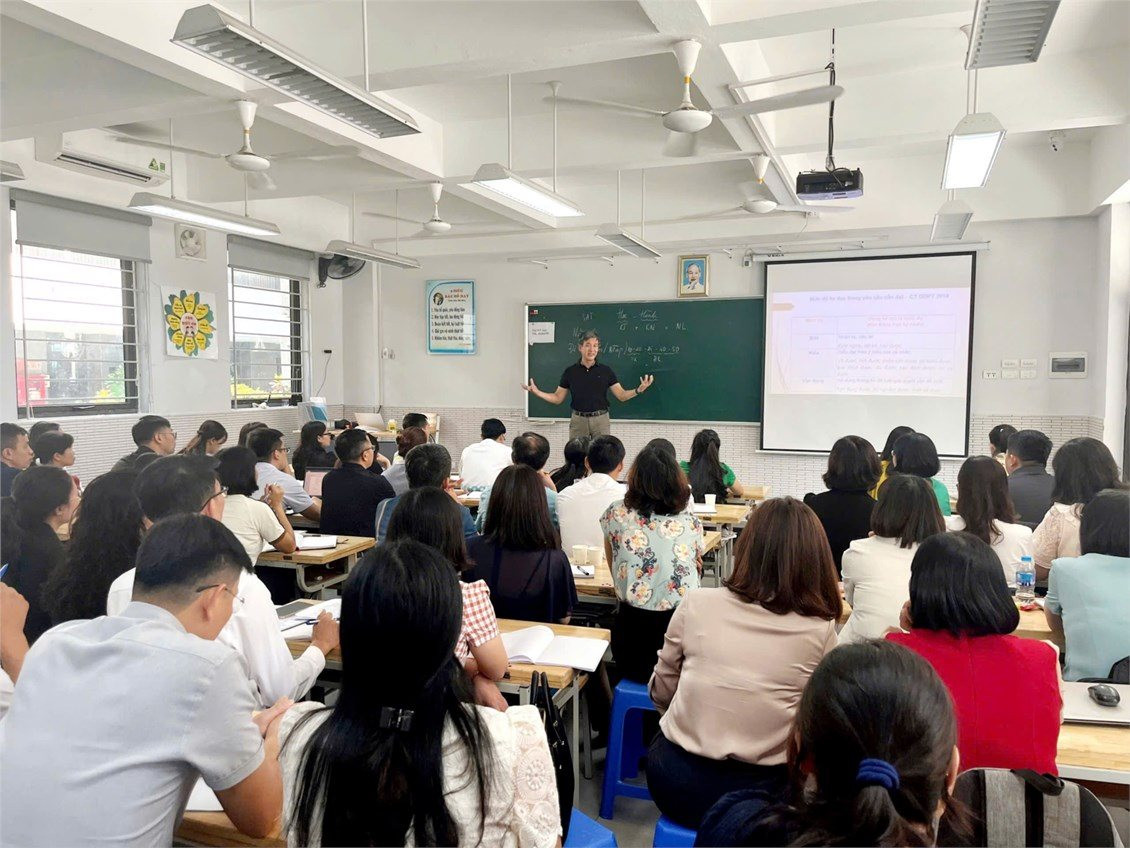 Deputy Director of Hanoi Department of Education and Training Pham Quoc Toan spoke at the conference.