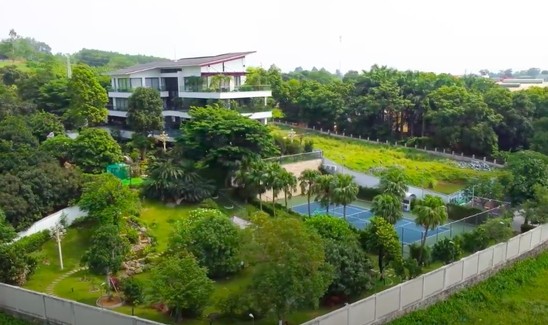 Biệt thự hoành tráng như resort của bác sĩ thẩm mỹ nổi tiếng Biet thu hoanh trang nhu resort cua bac si tham my noi tieng
