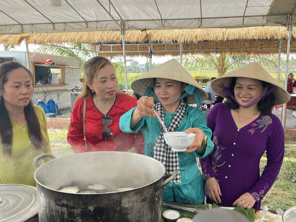 Los turistas están emocionados de experimentar la elaboración de pasteles.