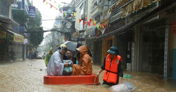 Nước dâng cao cả mét, người dân dùng thuyền dọn đồ 'chạy lũ'