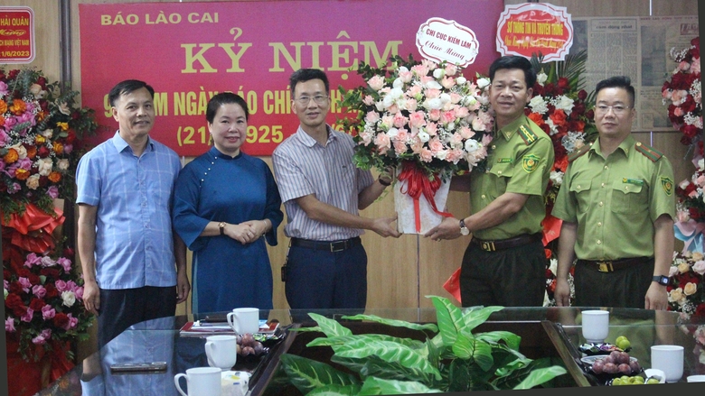 Lao Cai Provincial Forest Protection Department presented flowers to congratulate Lao Cai Newspaper..jpg