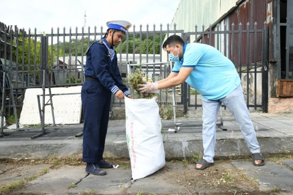 Hundreds of officers, soldiers and people of Phu Quoc clean up the environment