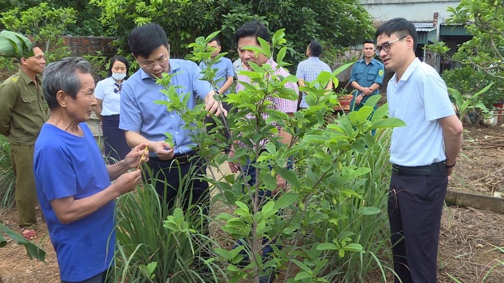 Anh Phạm Văn Hùng, bí thư chi bộ, trưởng khu 2 ( phường Cẩm Thịnh, TP Cẩm Phả) vận động người dân hiến đất, mở rộng đường.