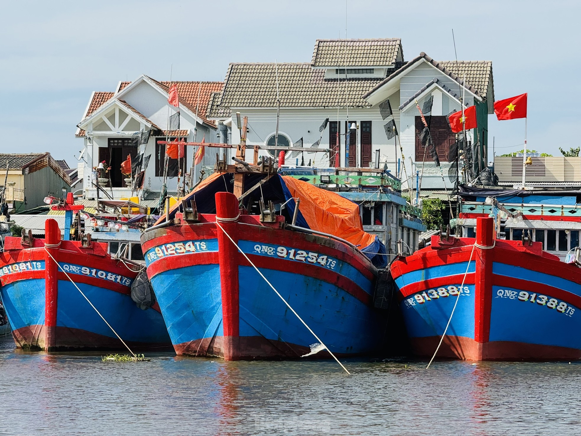 Fischer aus Quang Ngai beenden ihren Angelausflug nicht und kehren eilig ans Ufer zurück, um den Fisch zu verkaufen und dem Sturm zu entgehen. Foto 16