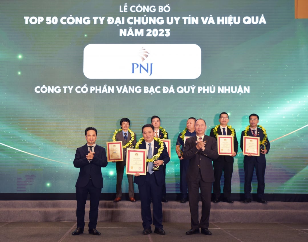 Mr. Le Tri Thong - Vice Chairman of the Board of Directors and General Director of PNJ - representing PNJ received the certificate and medal of Top 50 prestigious and effective public companies in 2023.