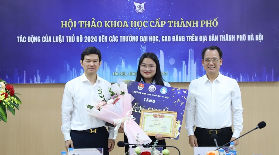 Le secrétaire du Comité du Parti des universités et collèges de Hanoi, Nguyen Thanh Son, et le professeur associé Dr. Nguyen Anh Tuan, président du Conseil de l'Université de la capitale de Hanoi, ont remis les prix aux lauréats du premier prix.