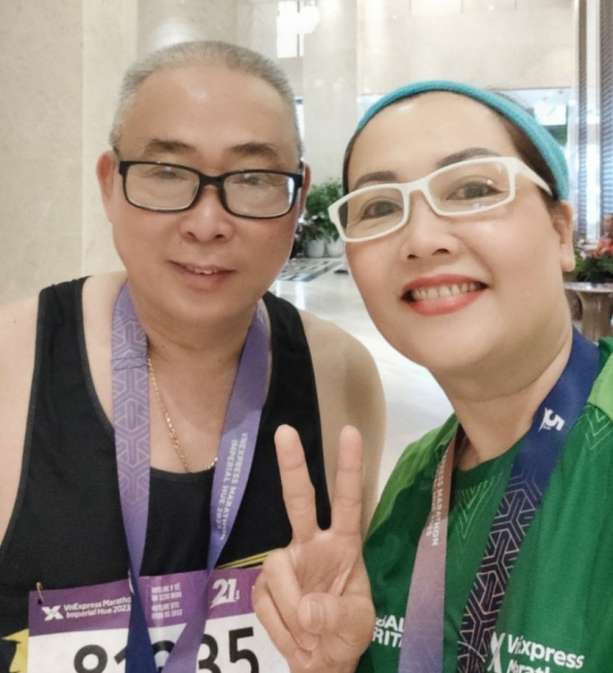 Mr. Tam and his wife took a selfie after the VnExpress Marathon Hue last year. Photo: NVCC