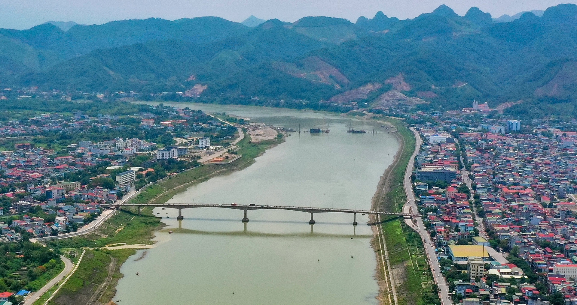 Découverte de 10 objets suspectés d'être des obus d'artillerie au pied du pont Hoa Binh