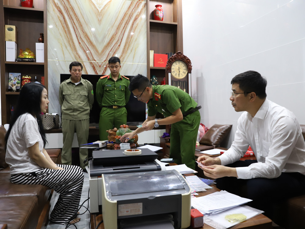 Major General Nguyen Hong Phong, Director of the Provincial Police Department, directly directed the investigation agency to collect documents and records to strictly handle violations.jpg