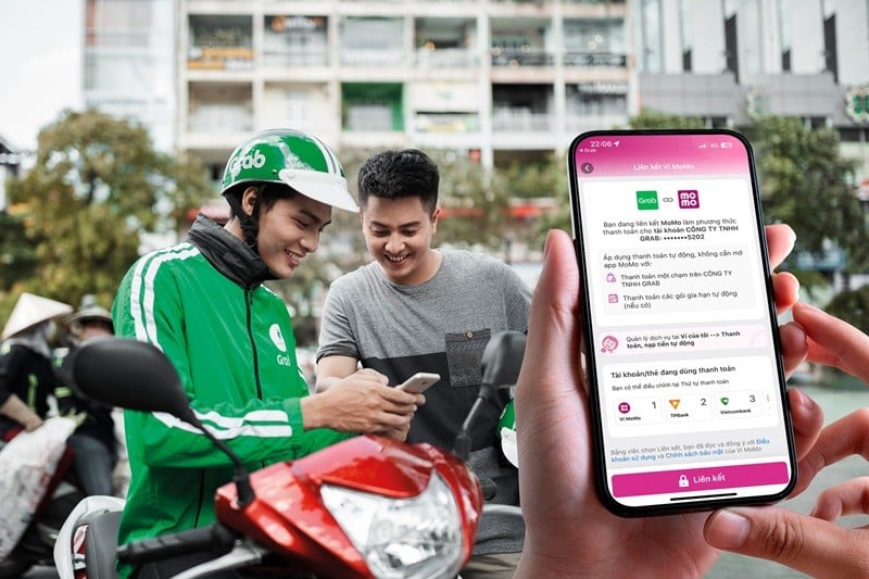 Người dùng Grab chỉ cần thực hiện liên kết MoMo một lần duy nhất để MoMo trở thành một trong số các phương thức thanh toán trên ứng dụng Grab.