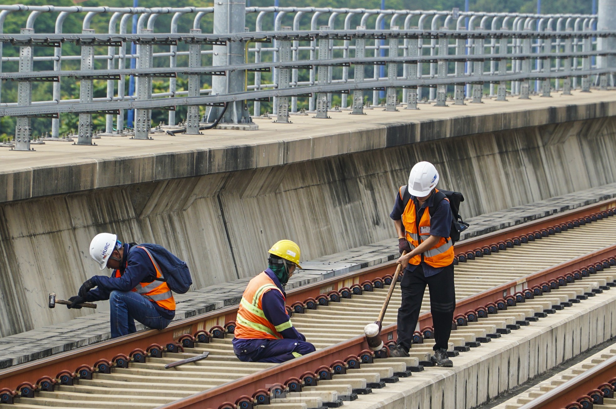 Tận thấy nhiệm vụ quan trọng đội kỹ sư đang thực hiện trong metro số 1 trước ngày vận hành ảnh 2