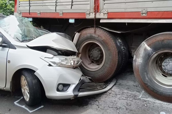 El coche fue aplastado por el camión. Foto: Ngoc Oanh