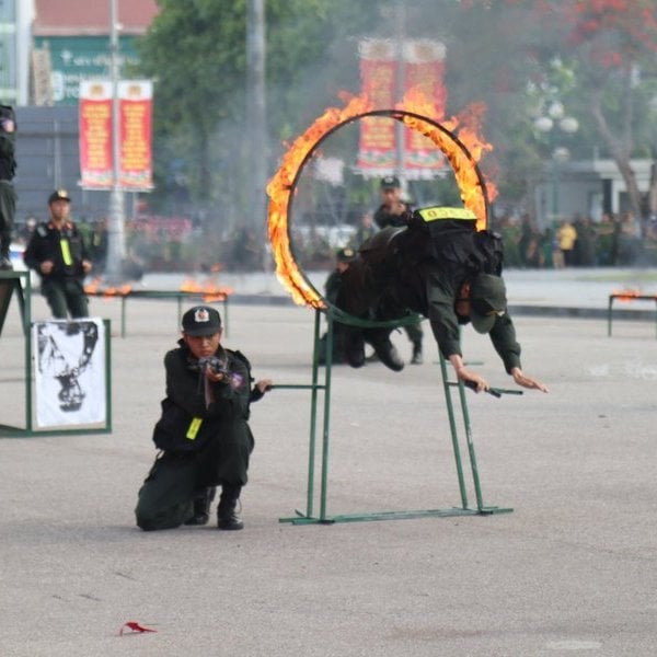 Mãn nhãn cảnh sát cơ động biểu diễn tuyệt kỹ trong trấn áp tội phạm