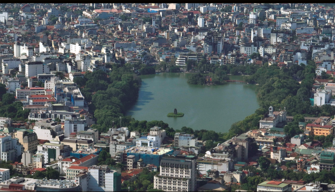 Một góc quận Hoàn Kiếm nhìn từ phía ngoài đê sông Hồng vào. Ảnh: Ngọc Thành