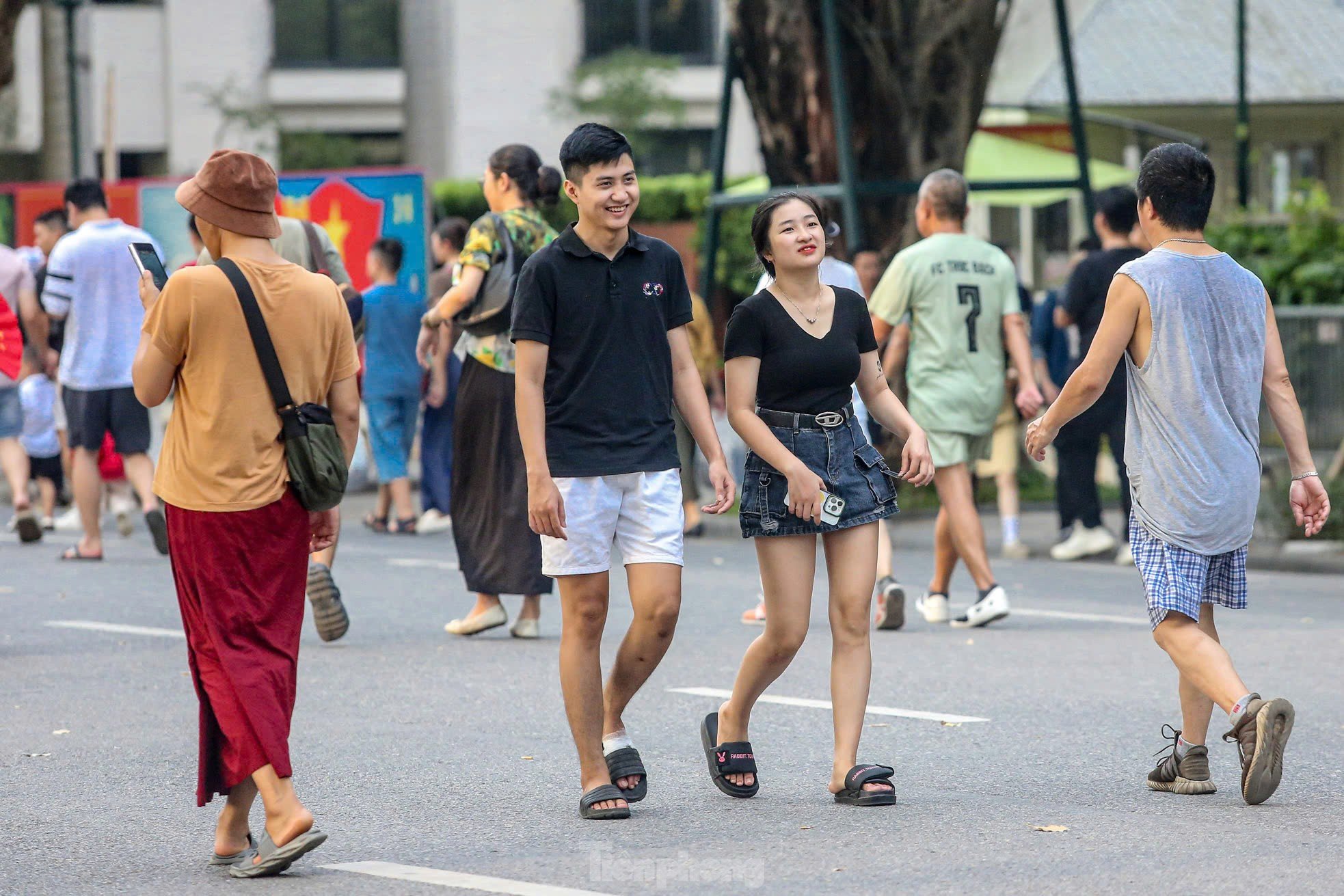 Người dân Hà Nội thảnh thơi dạo chơi, ngắm cảnh trong dịp nghỉ lễ Độc Lập ảnh 6