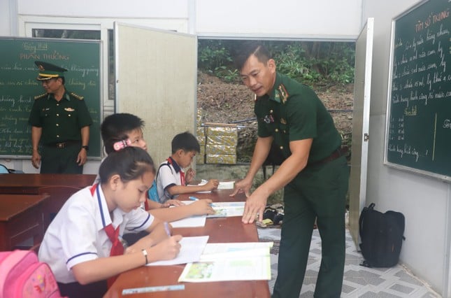 Ấm áp tình thương và lớp học nơi đảo xa của thầy giáo quân hàm xanh ảnh 1