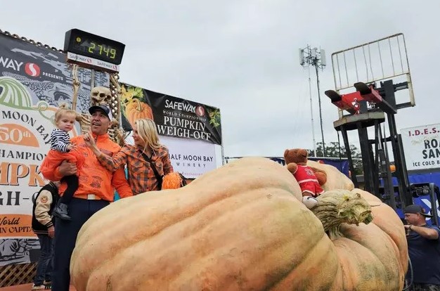 Monde - Un enseignant fait pousser une citrouille pesant plus de 1,2 tonne et établit un record du monde