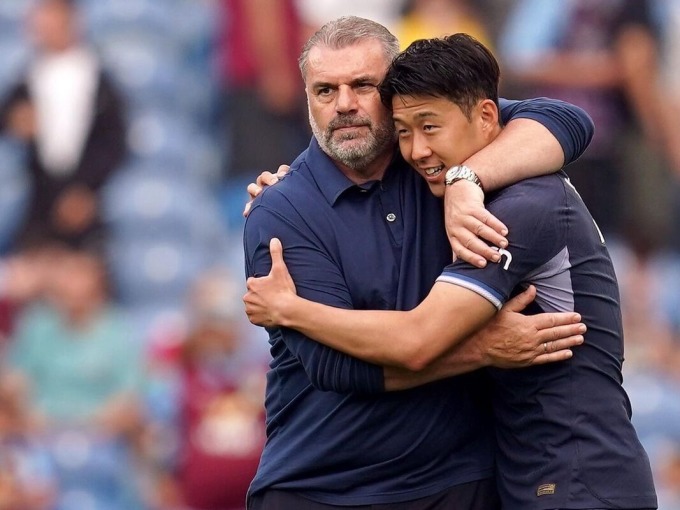 HLV Postecoglou chia vui với Son Heung-min sau trận thắng Burnley 5-2 ở vòng 4 Ngoại hạng Anh ngày 24/9. Ảnh: Reuters