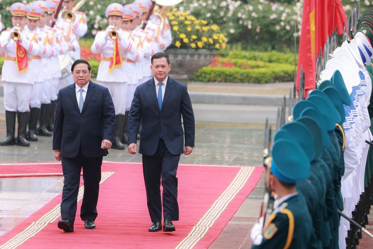 Le Premier ministre Pham Minh Chinh a présidé la cérémonie d'accueil du Premier ministre cambodgien Hun Manet. Photo : Hai Nguyen