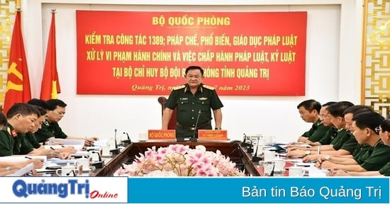 Generalleutnant Vo Minh Luong inspiziert das Grenzschutzkommando der Provinz Quang Tri.