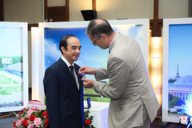 Professor Nguyen Huu Tu received the Academic Palm Medal photo 1