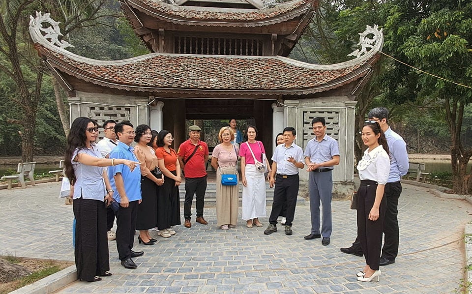 Tourists visit Hoang Xa Cave (Quoc Oai). Photo: Hoai Nam