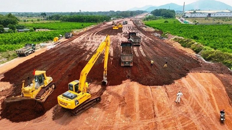 Accélérer résolument les travaux de déblaiement des sites d’importants projets nationaux et des projets de transport clés