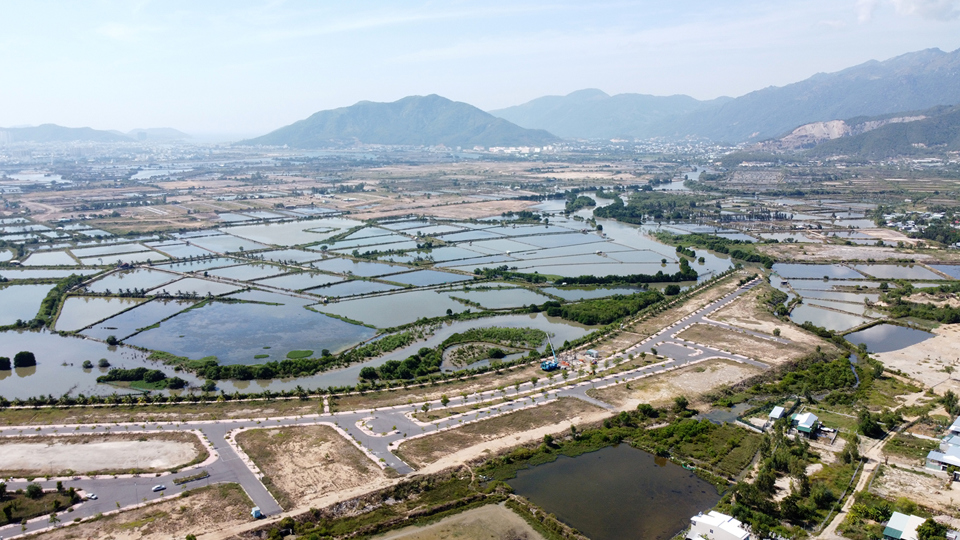 カインホア省の新しい都市エリア - 公園 - 行政センターの一角。写真: チュン・ニャン