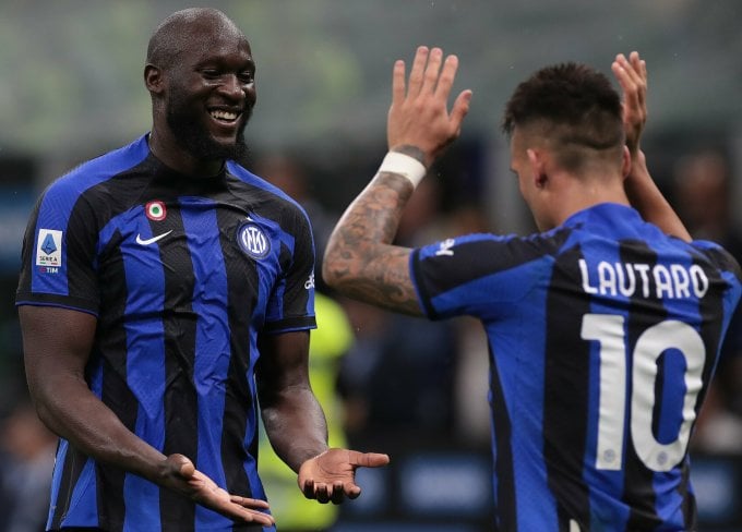 Lukaku chia vui với Lautaro sau khi đồng đội ghi bàn nâng tỷ số lên 3-1. Ảnh: inter.it