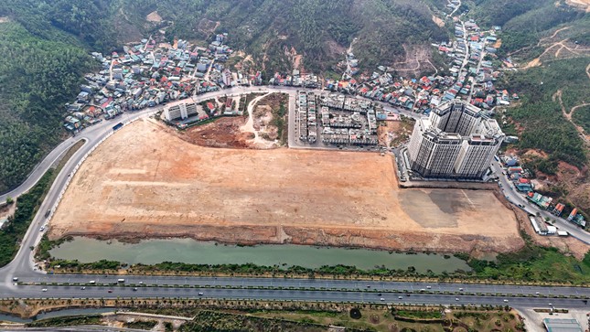 ภาพระยะใกล้ของที่ดินที่จะสร้างศูนย์กลางการค้ามูลค่า 5,200 พันล้านดองในฮาลอง ภาพที่ 5