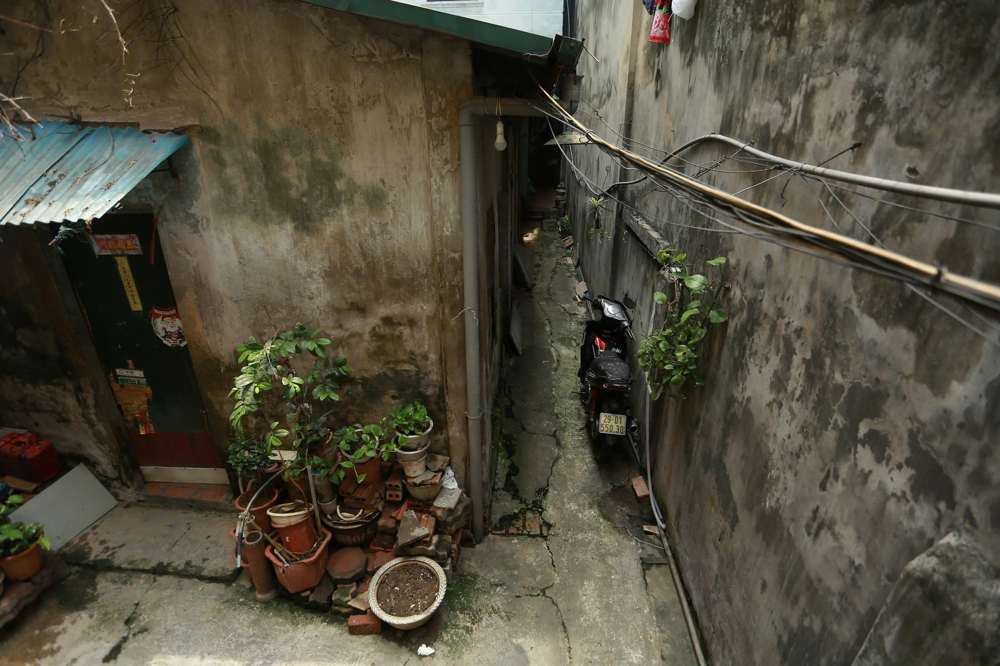 Un callejón muy pequeño en el corazón de Hanoi: las motos tienen que atravesar la pared para poder pasar. Foto 5