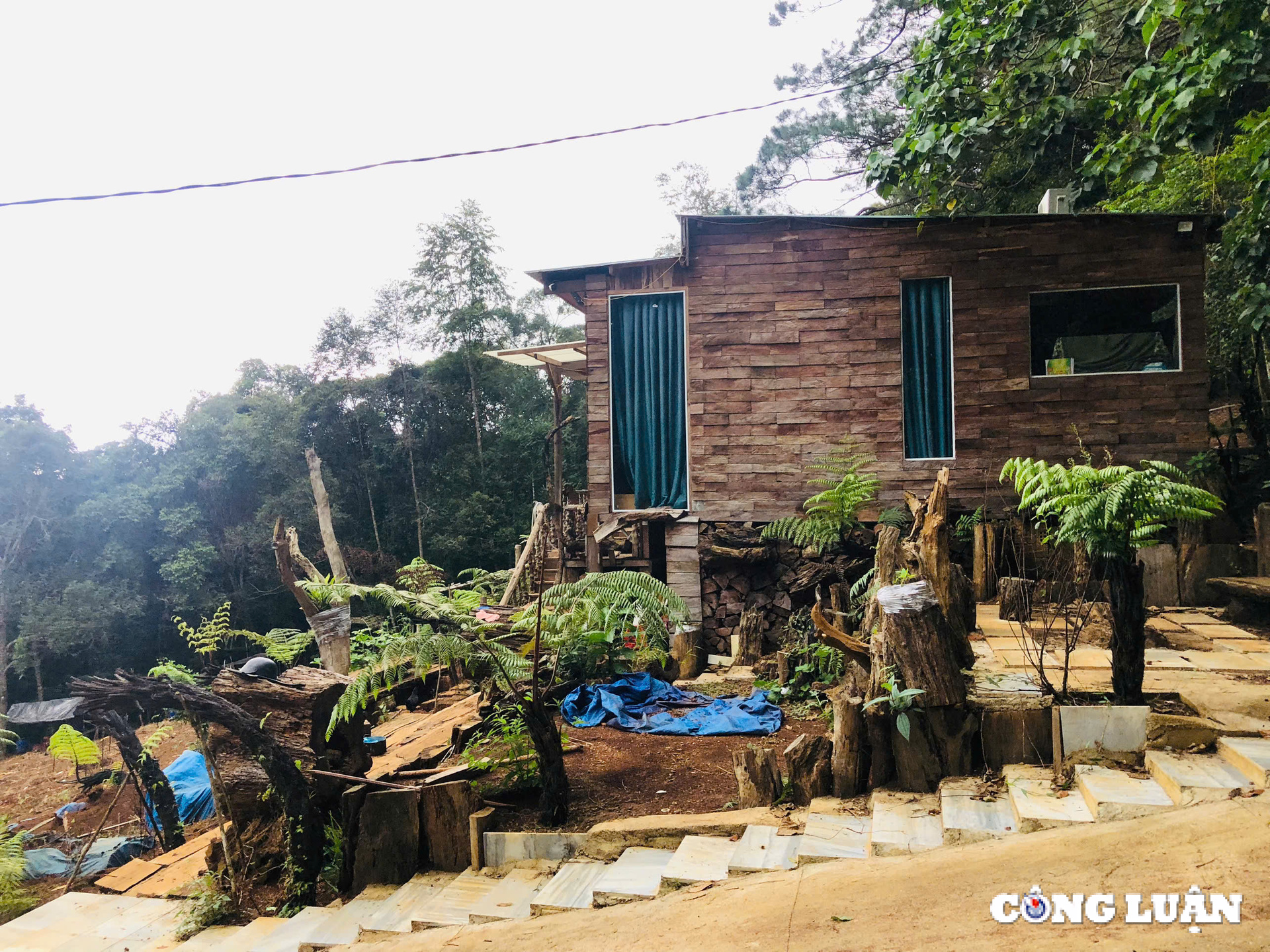 Kon Tum, a series of illegal construction projects have led to landslides, picture 5