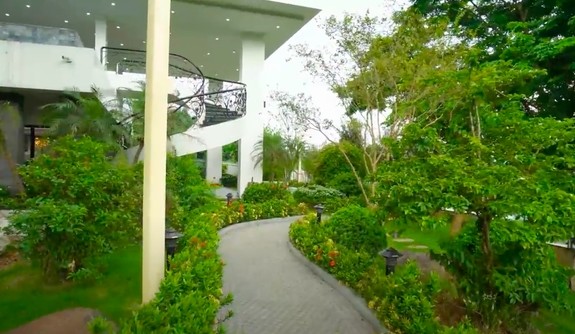 Biệt thự hoành tráng như resort của bác sĩ thẩm mỹ nổi tiếng - Hình 9 Biet thu hoanh trang nhu resort cua bac si tham my noi tieng-Hinh-9