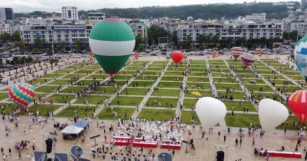 Los lugareños y los turistas esperan con impaciencia los vuelos gratuitos en globo aerostático en la ciudad de Ha Long