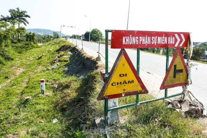 La zona del dique de deslizamiento de tierra en el distrito de Quoc Oai tiene señales de advertencia y barreras.