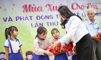 Lì xì heo đất cho thiếu nhi dân tộc có hoàn cảnh khó khăn