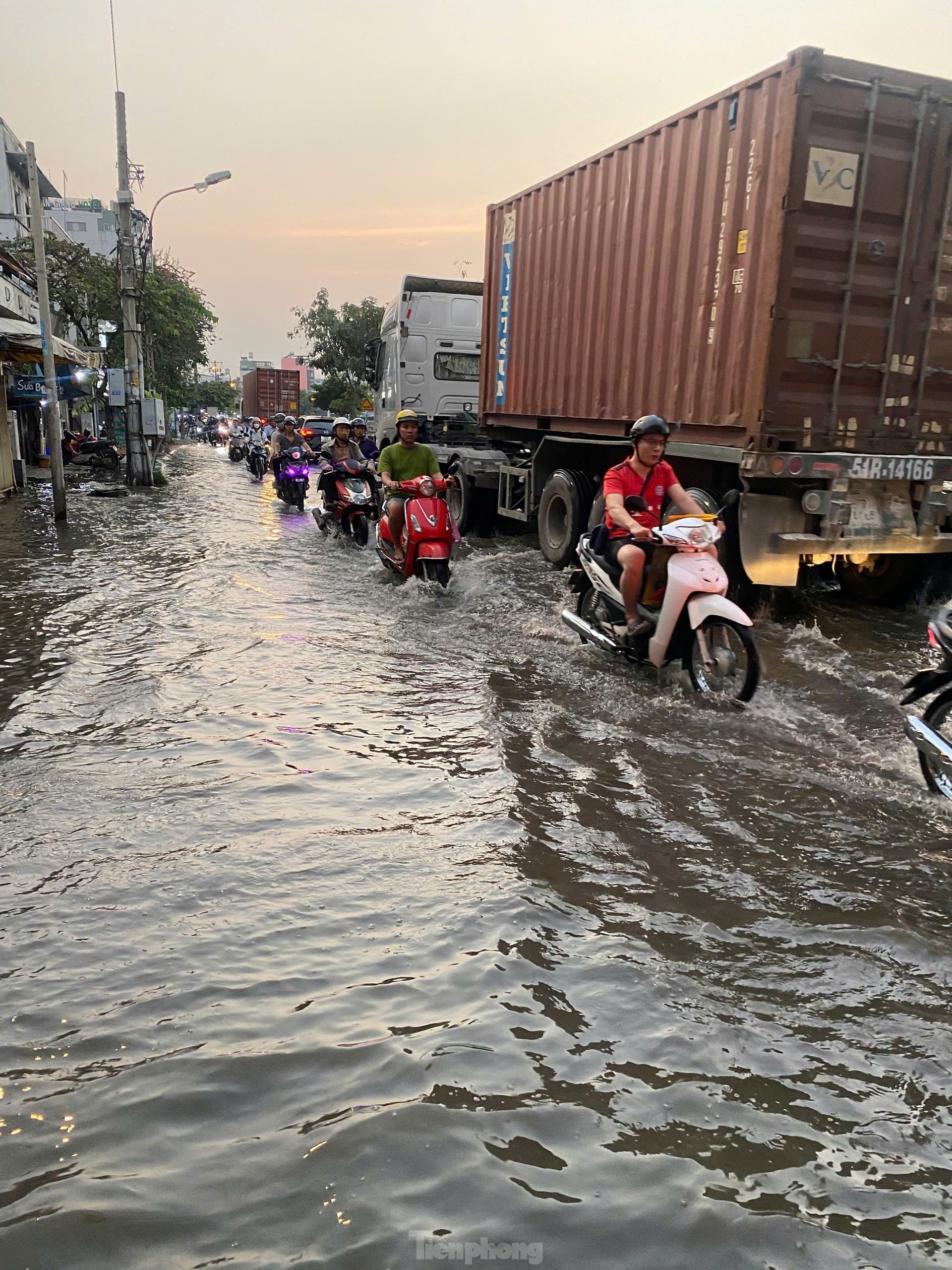 TPHCM lại mênh mông nước do triều cường dâng cao ảnh 4