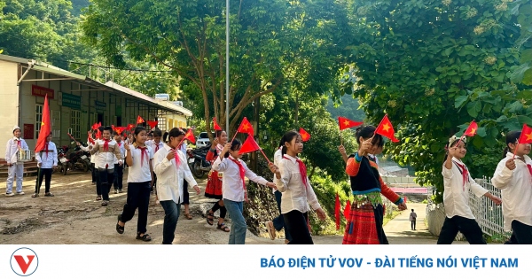 ពិធីបើកវគ្គពិសេសជូនលោកគ្រូ អ្នកគ្រូ និងសិស្សានុសិស្សនៅតំបន់ទឹកជំនន់តាខៅ